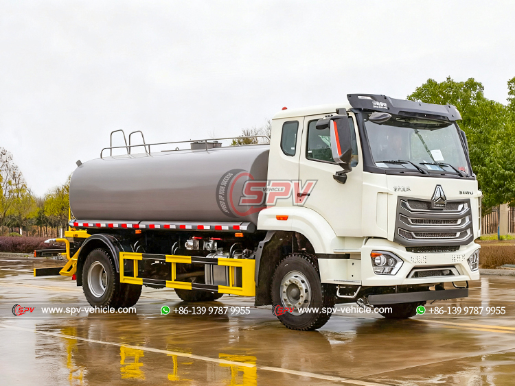 HOWO 6 Wheel Watering Truck - Front Side